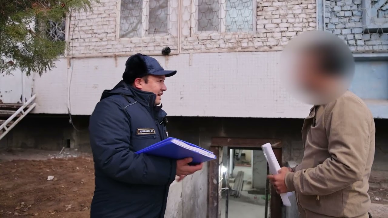 Ko'p qavatli uyning asosiy tayanch devori buzilgan
