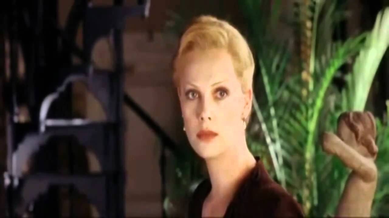 HEAD IN THE CLOUDS (トリコロールに燃えて) - Charlize Theron