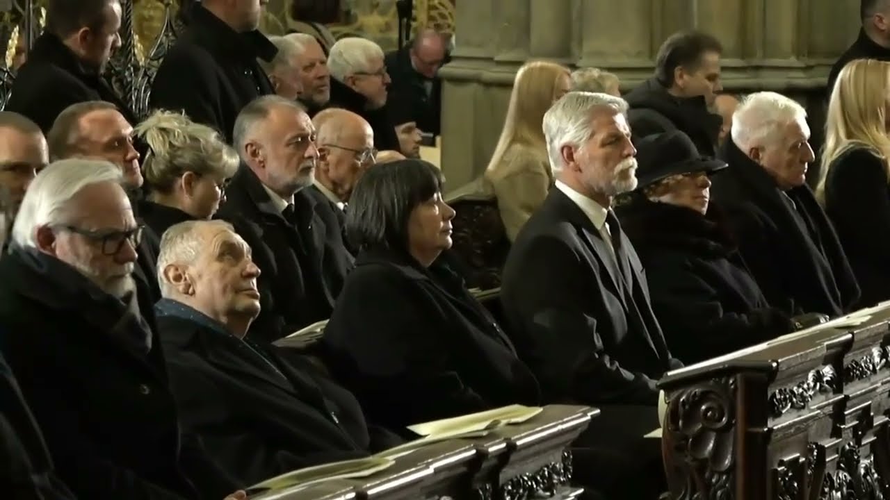 Pohřeb kardinála Duky: Přijeli Pavel bez Evy, Klausovi, Zemanovi i Babiš a Okamura