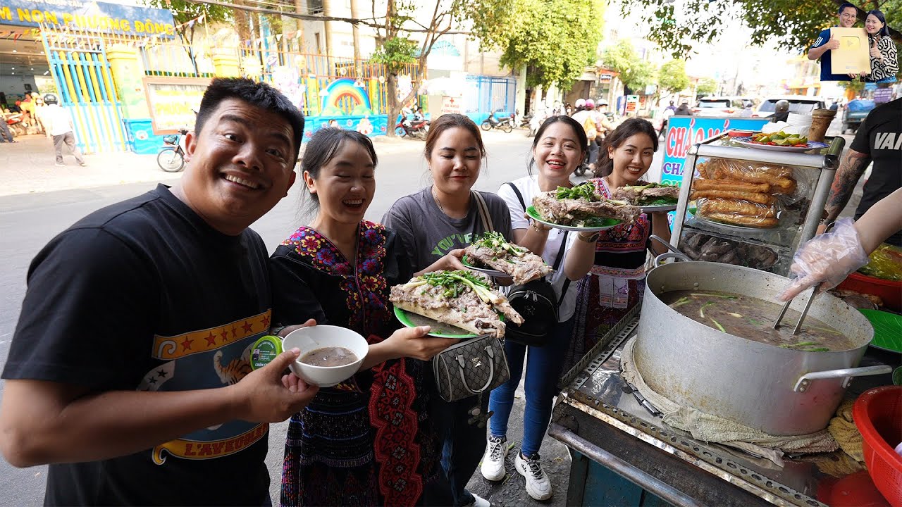 Về Sài Gòn dẫn Ái Mí Bếp Trên Bản đi ăn Cháo Lòng Má Heo khổng lồ 60k Siêu Ngon cùng A Hải Sapa TV