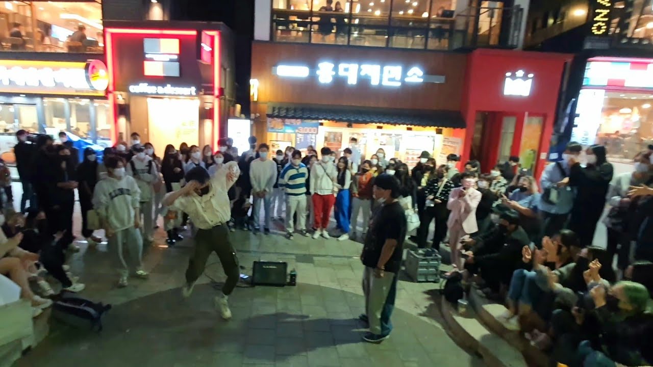 HONGDAE STREET ONLOOKERS' IMPROMPTU EXHILARATING FANTASTIC BUSKING SKETCH. GOOD PROGRAM BY KUMA.