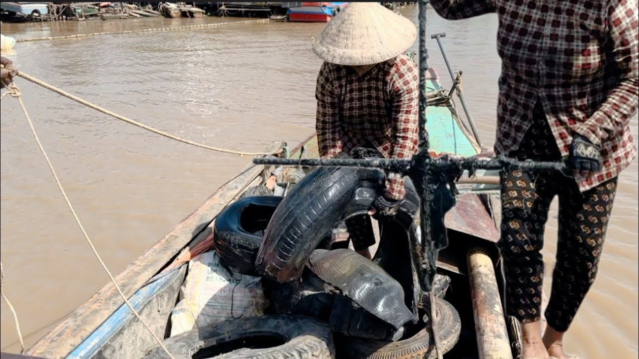 Anh chị thợ lặn mò được cây neo và nhiều đồ phế liệu quá anh chị em ơi