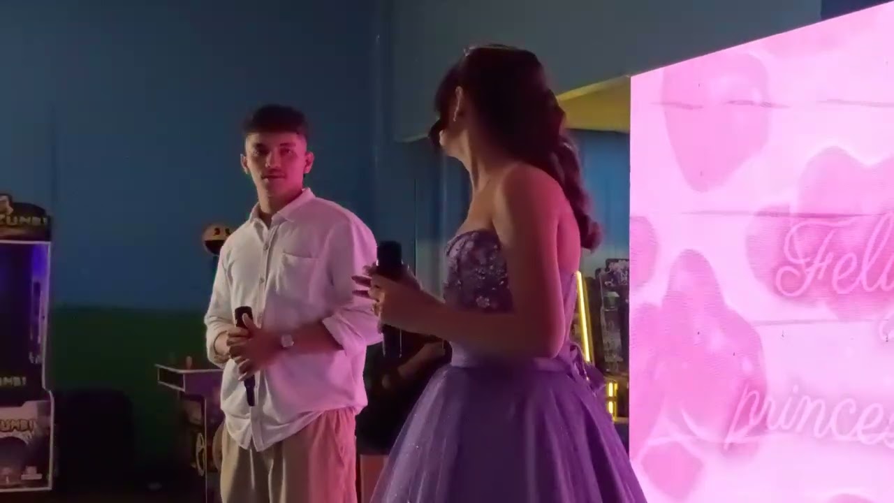 Eduardo e keilane cantando nos seus 15 anos