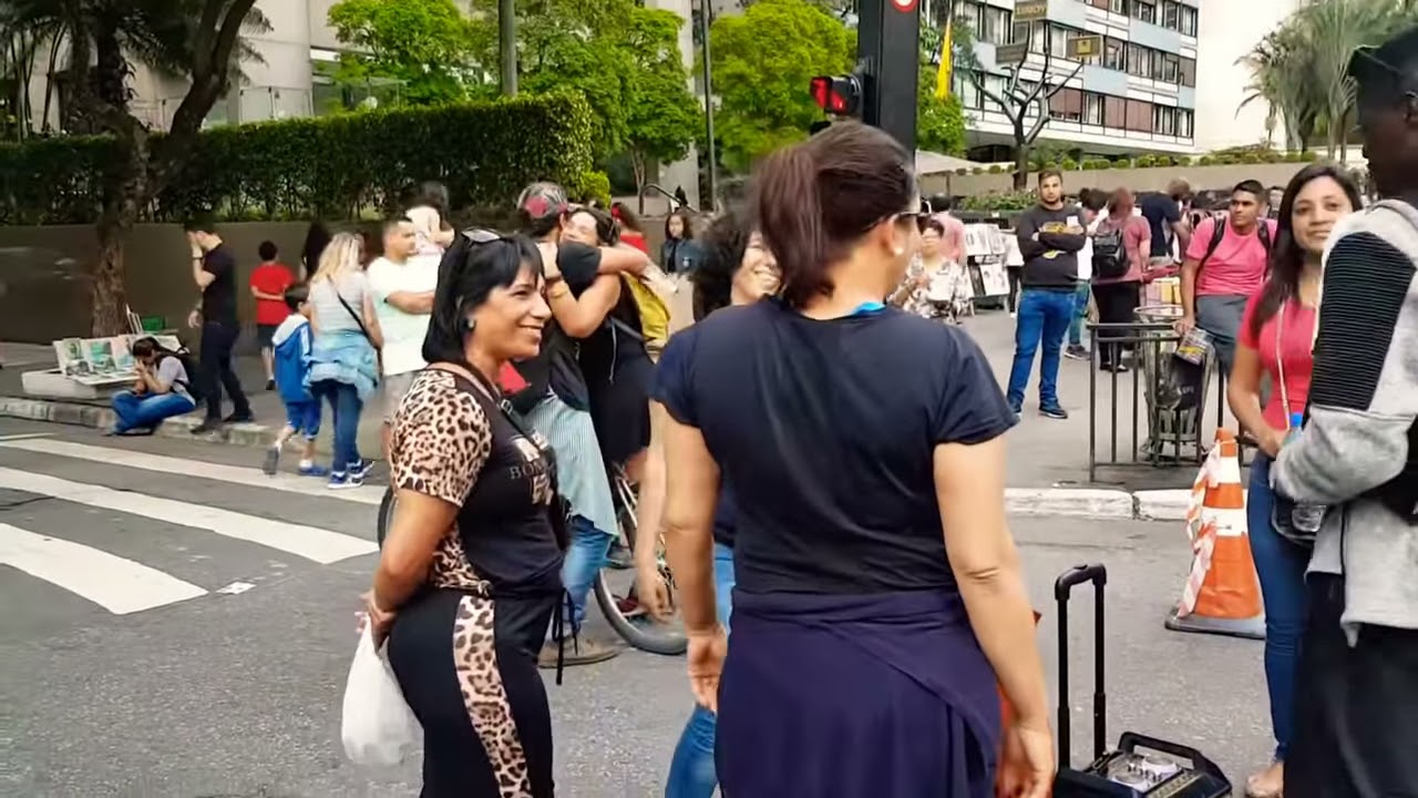 Leandro Silva em avenida Paulista Cantando aleluia com a senhora (Cover)
