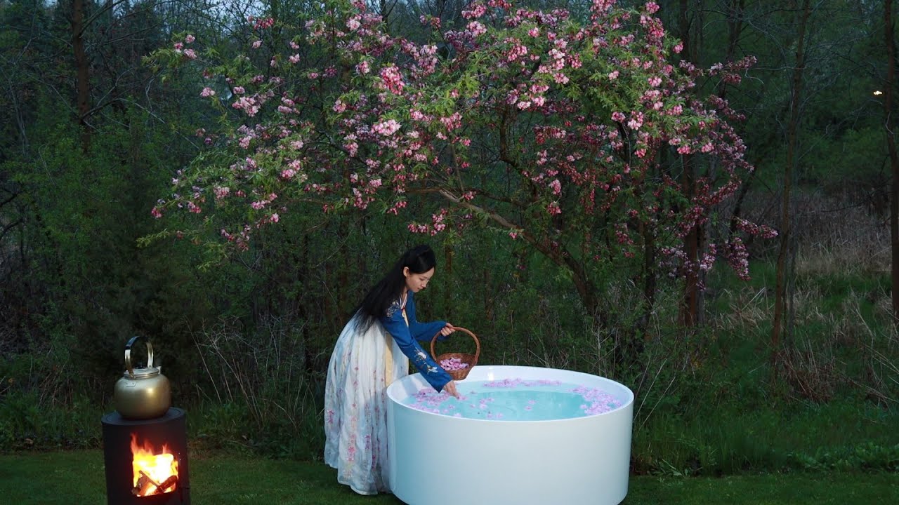 Relaxing Moment with Spring-Flower Bath/ Ba&ntilde;o de Flores Sakura / 庭でさくらの露天風呂/后院的樱花浴