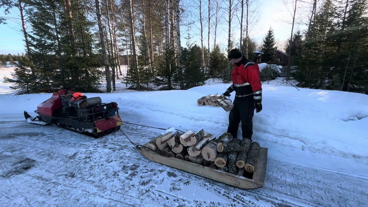 Ahkiolla pölökkyjä mettästä tienvarteen. Lynx 650 XL. Stihl 025