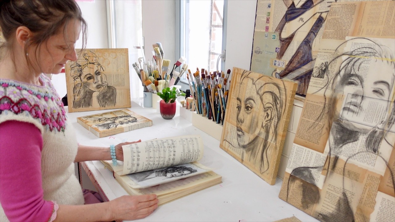 Kohlezeichnungen auf alten Buchseiten - Kunst auf altem Papier