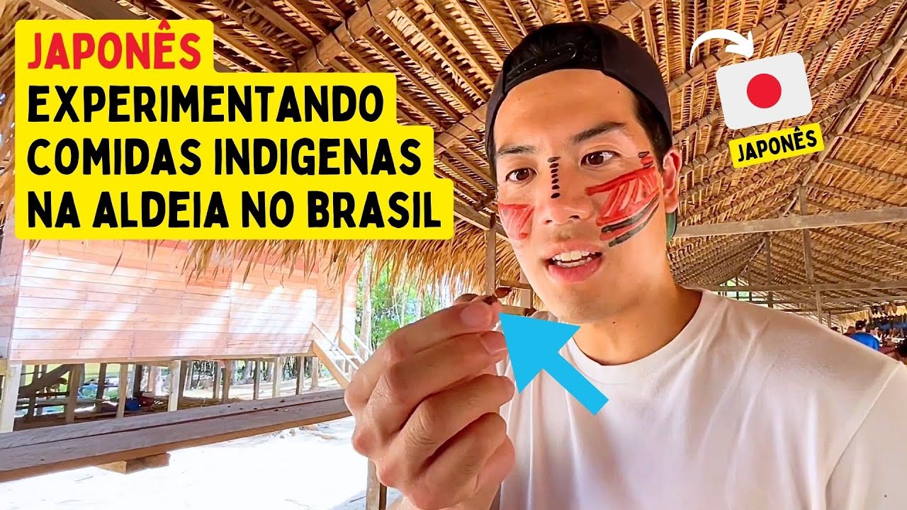 Japonês experimentando comidas indígenas na aldeia no Brasil