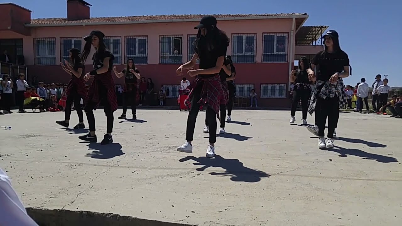 23 nisan 8 a sınıfının muhteşem dans gösterisi Mardin Savur Soylu mahallesi