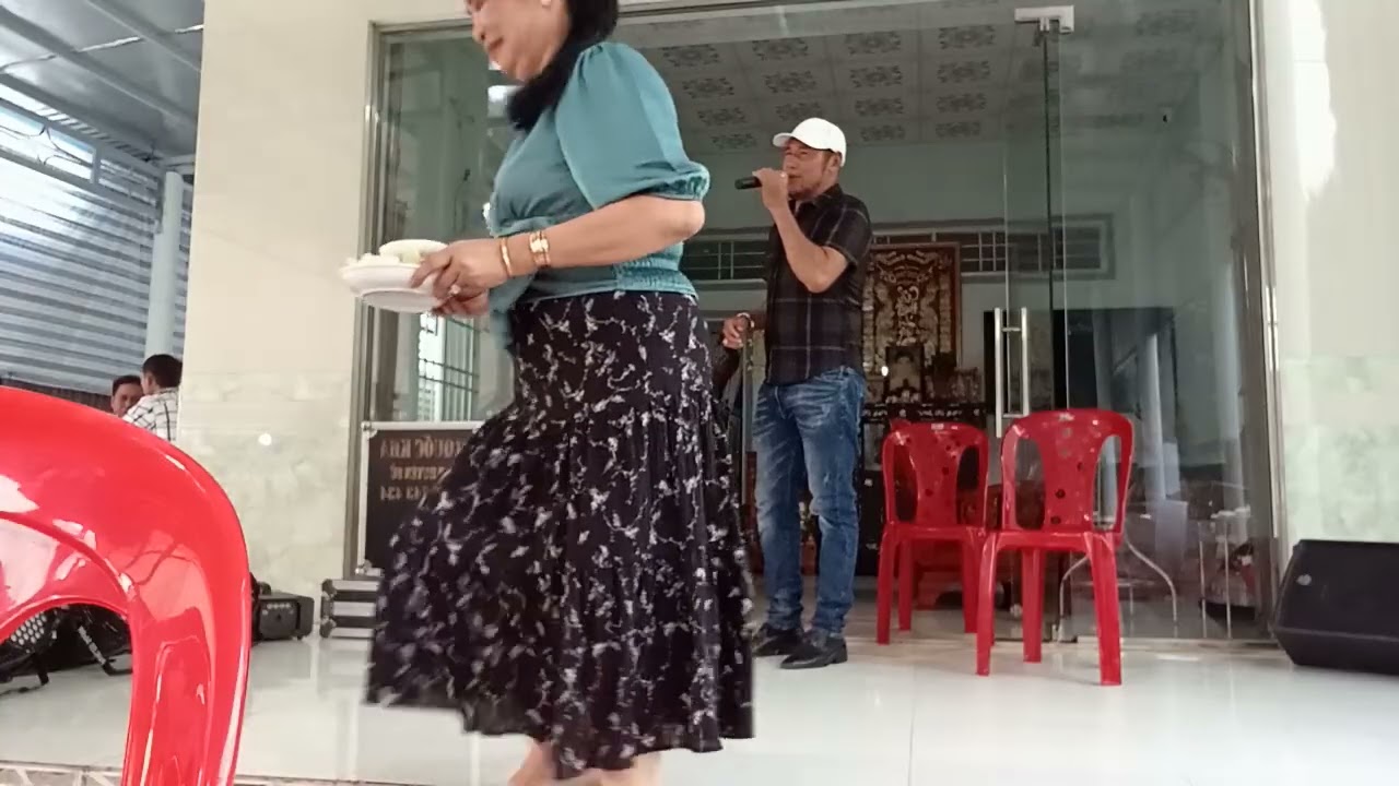 Ca sĩ Lê Vũ. Song ca. Loan  cung đàn mới. ..