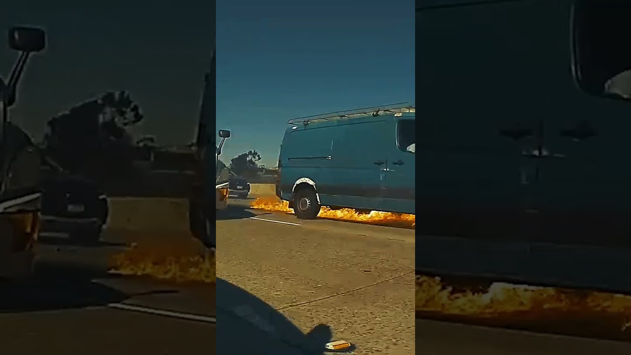 Фургон загорелся во время движения