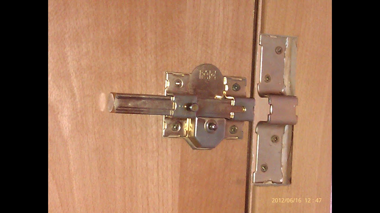 Como poner un cerrojo de seguridad en una puerta de entrada. TODOENCARPINTERIA.ES