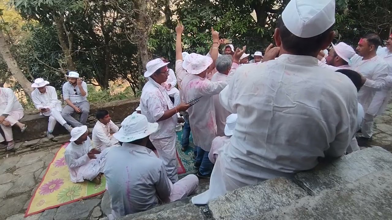 श्री मनोहर चंद्र, सुरेश चंद्र काण्डपाल जी के घर मैं होली।