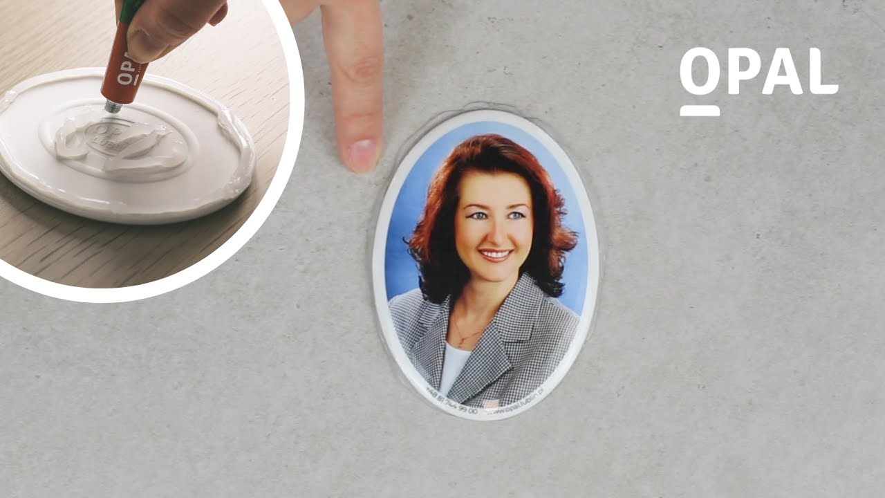 Jak zamontować zdjęcie nagrobkowe na pomnik? Przyklejanie fotoporcelany silikonem.