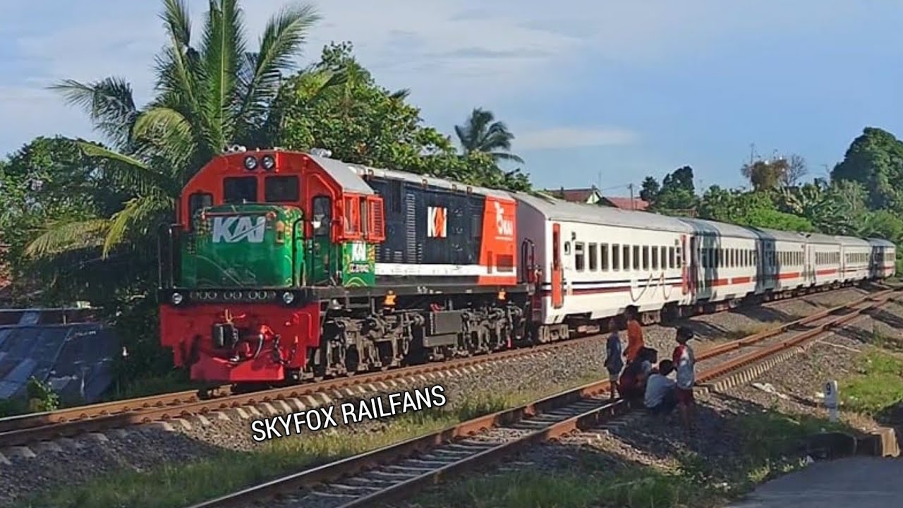 Kompilasi Kereta Api Yang Melintas Di Perlintasan Liar Sukajadi, Kota Prabumulih