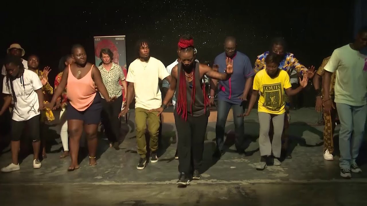 Dobet Gnahoré, pour son retour au village Kiyi mbock partage ces connaissances