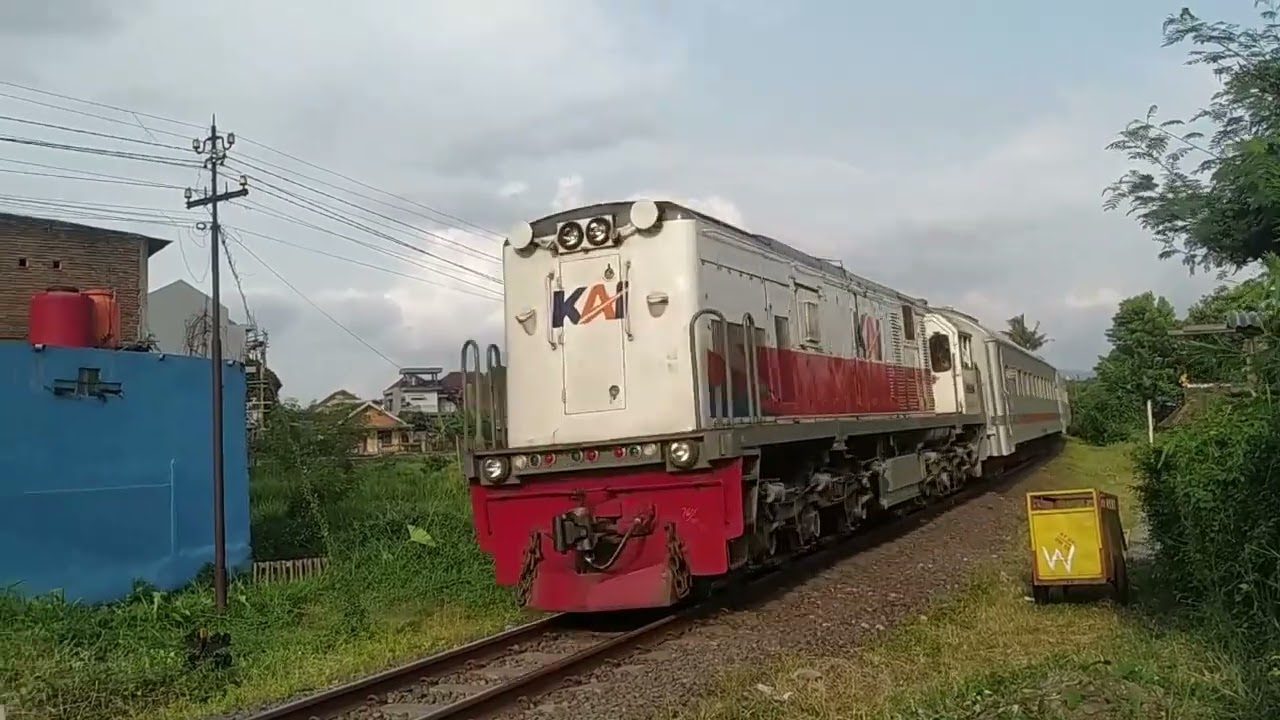 MOMEN 2 KERETA KESASAR KA Sri Tanjung & KA Wijaya Kusuma Pindah rute dari Bangil-malang-Kertosono