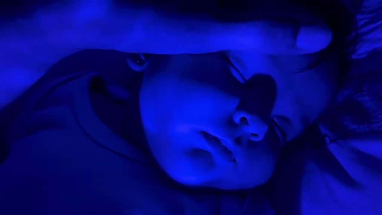 ASMR FAZENDO MINHA FILHA DORMIR( com sons de boca) 👶🏻