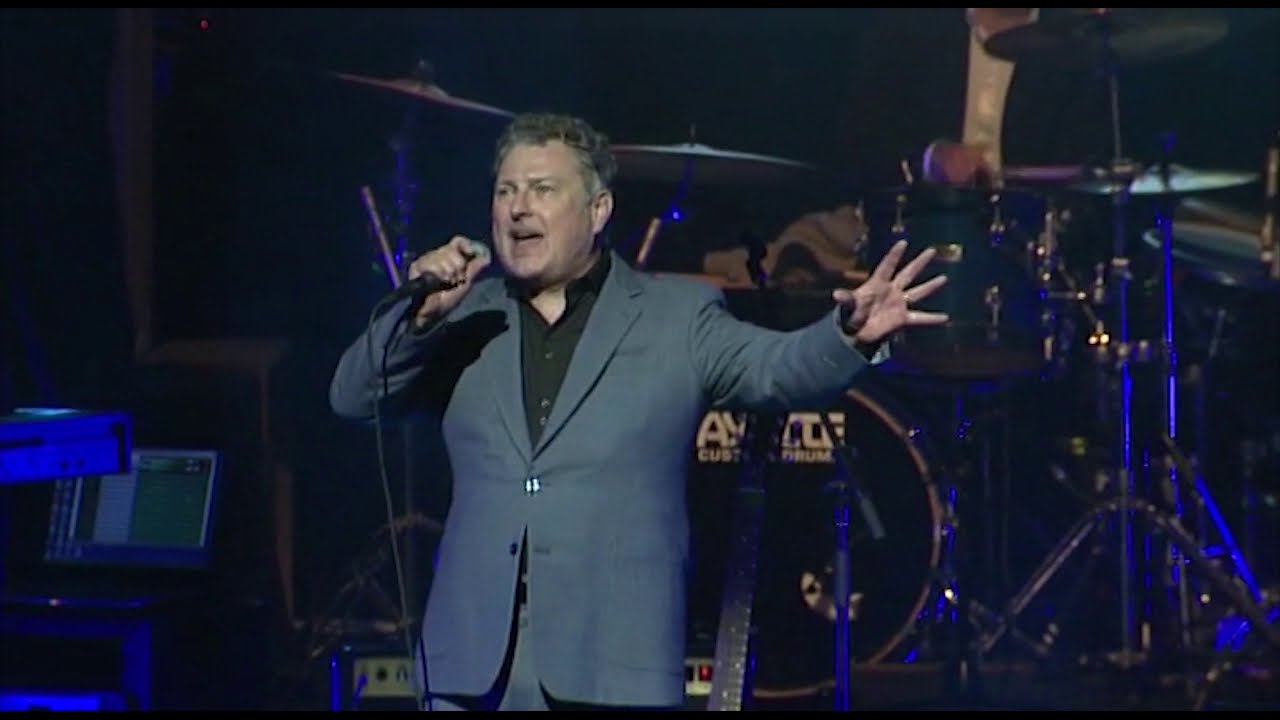 Ross Wilson -  A Touch Of Paradise  - feat. Eric McCusker + Wolfgramm Sisters (Palais Theatre 2009)