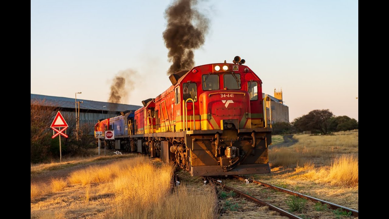 34 Class diesels shunting at Kameel station
