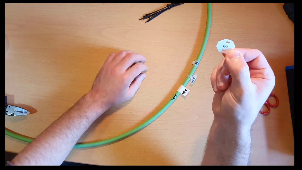 Colocación de etiquetas punteras  y Termoretráctiles para un cable #electricidad