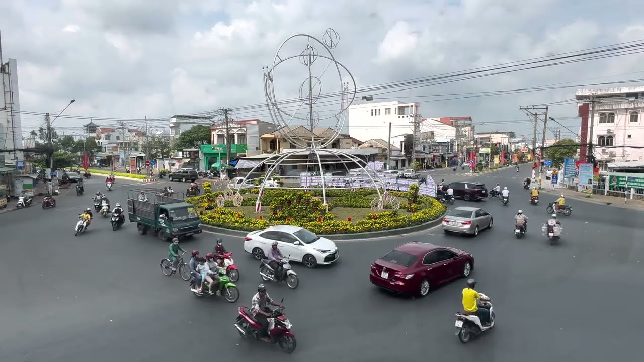 Buổi sáng các xe chạy chuẩn bị đi làm