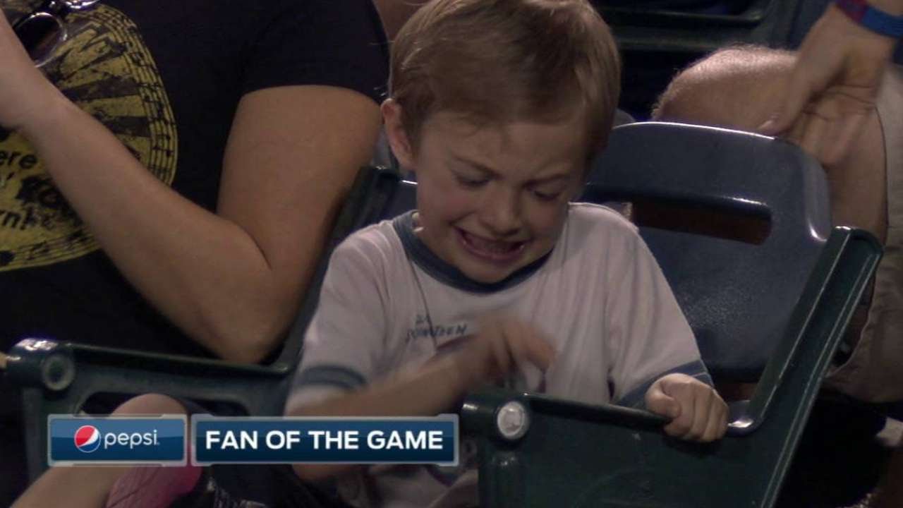 MIN@LAA: Young fan has major trouble opening peanut
