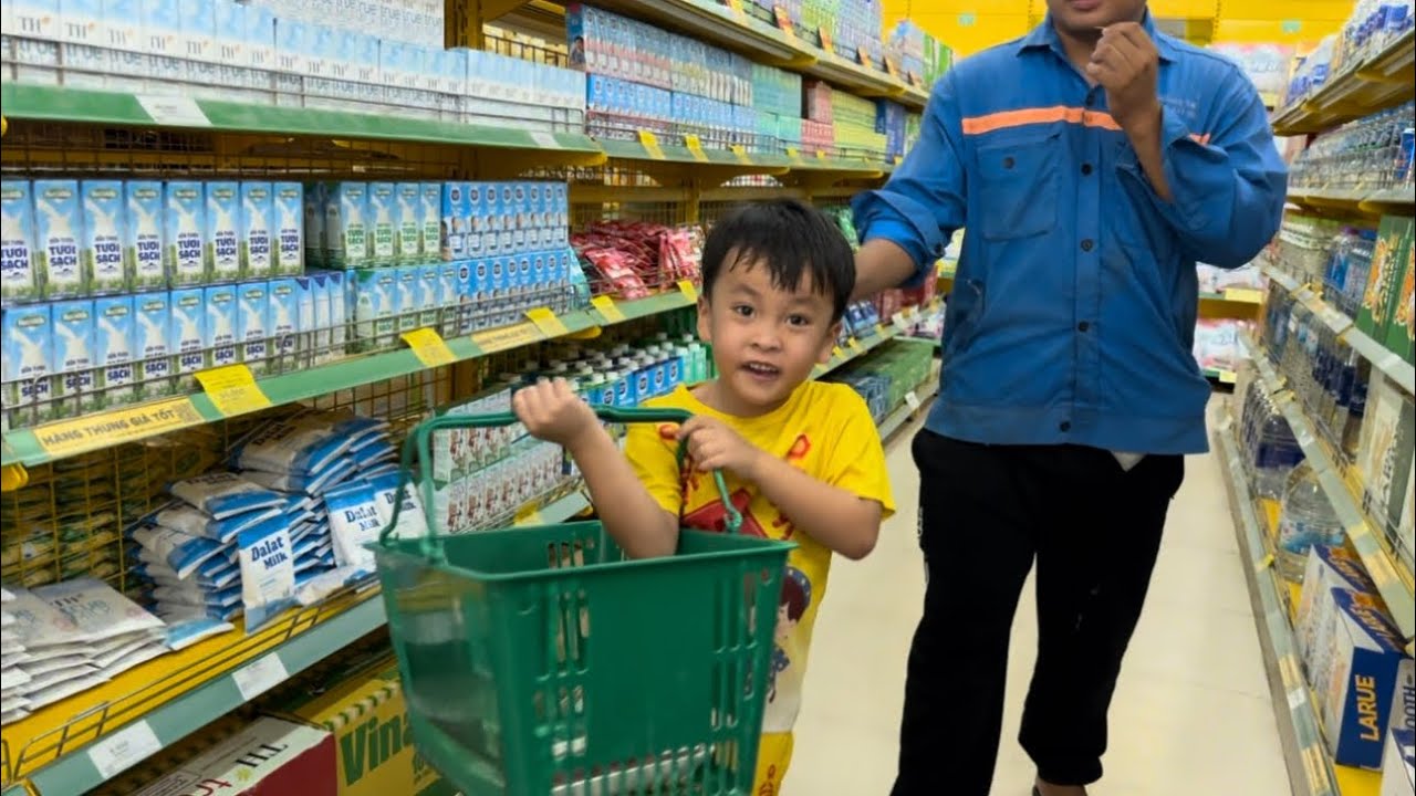 Chuột Được Anh Hai Chở Đi Bách Hoá Xanh Để Mua Đồ Về Ăn #ngocdieuvlog #chuotdibachhoaxanh