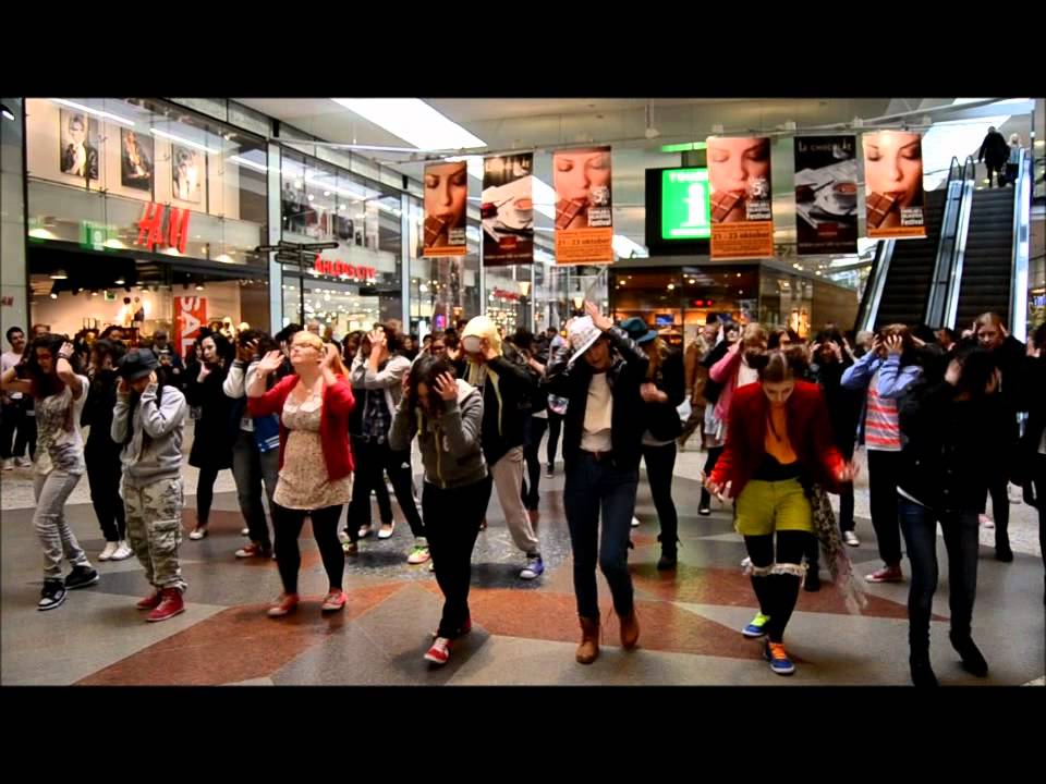 Kpopflashmob in Gothenburg Nordstan ♥