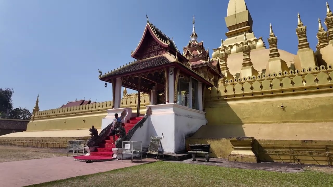 Великая Священная Ступа (Пха Тхат Луанг), памятник Патусай🇱🇦