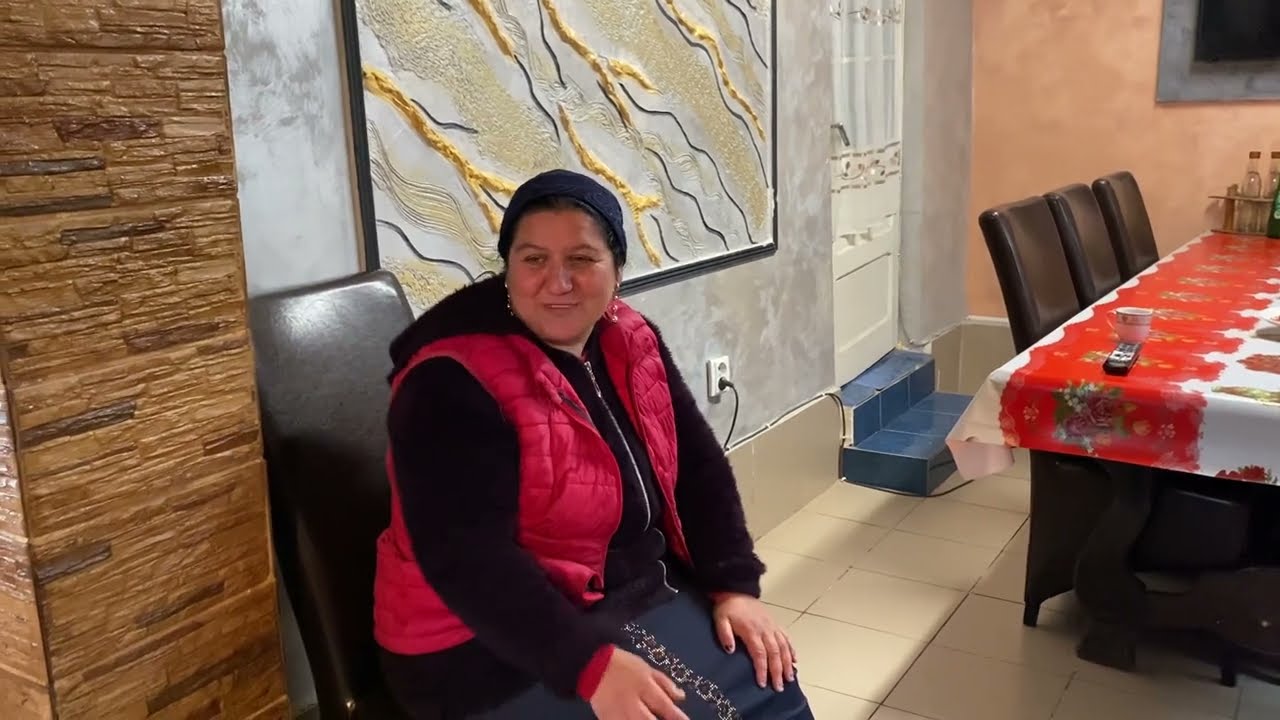 CUTUNIȚA SE SUPĂRĂ PE BUCĂTARU SĂ-I DEA PESTE GURĂ