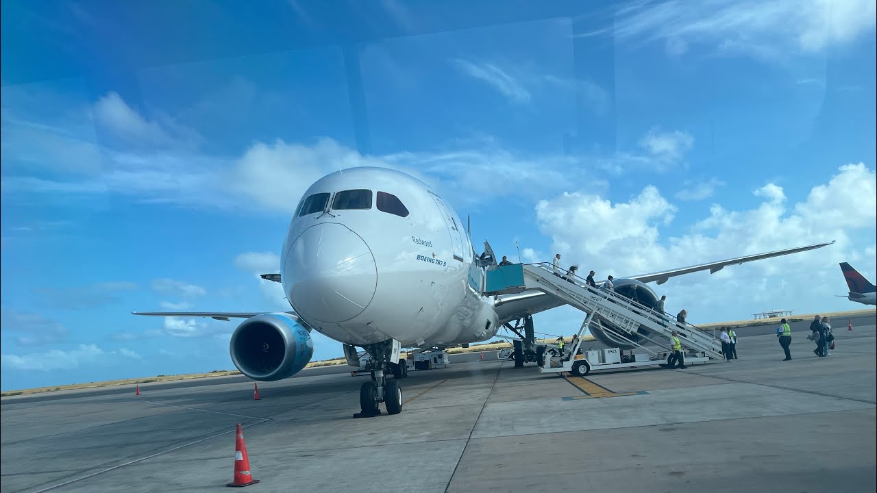Посадка на рейс Norse Atlantic из аэропорта Гатвик на Барбадосский круизный лайнер P&O Arvia.