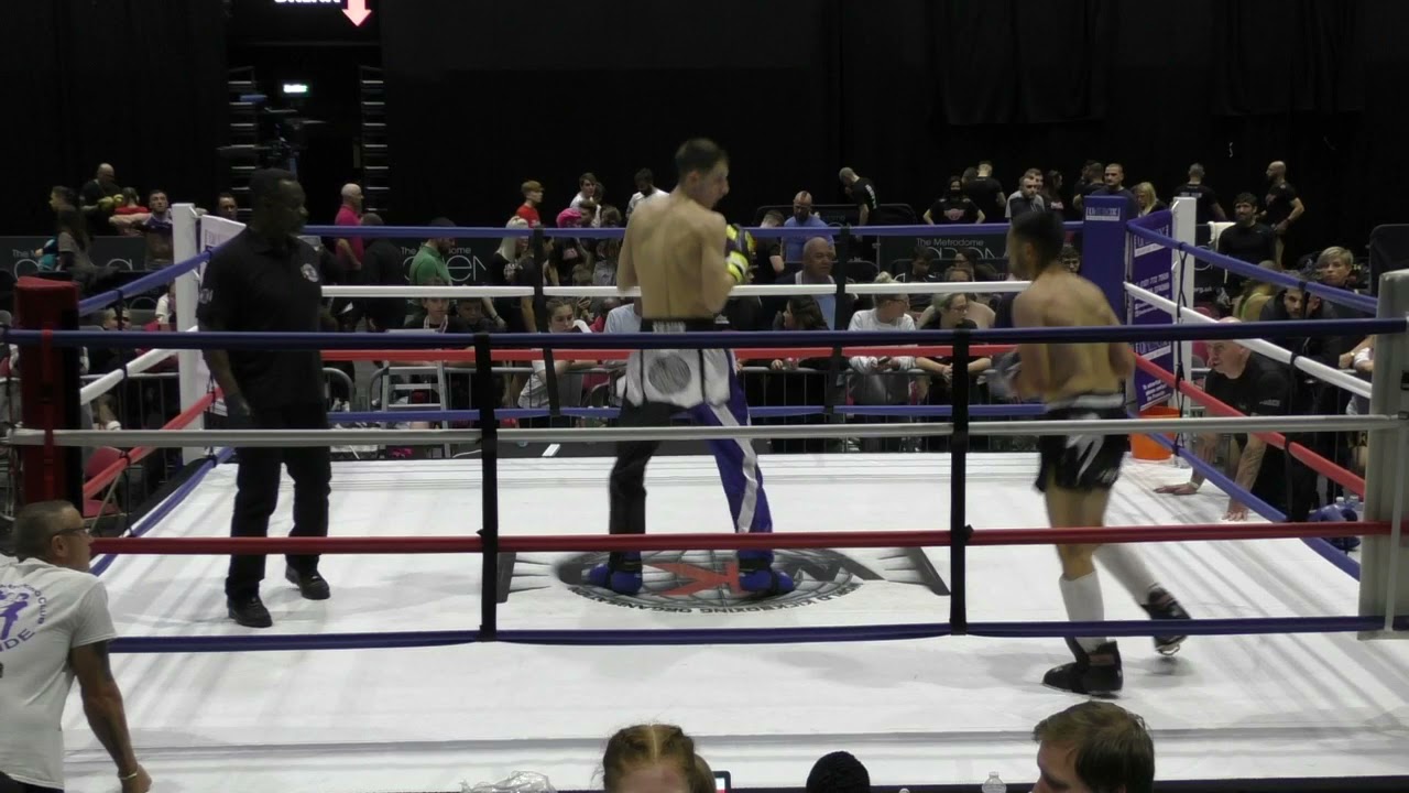 WKO World Ring Championships Skyaxe Gym Dundee in action Trainer Paul Kean