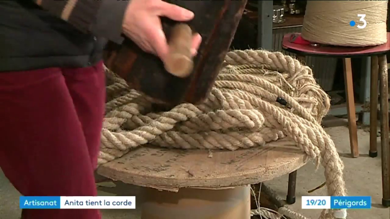 A Thiviers Anita tient la derni&egrave;re corderie artisanale de France