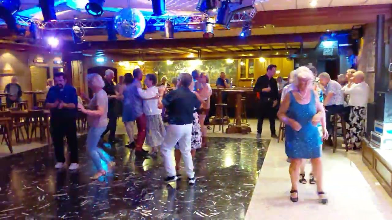 Zelfs in de laate uurtjes nog LOL en plezier in Dancing Waldeslust in Posterholt 