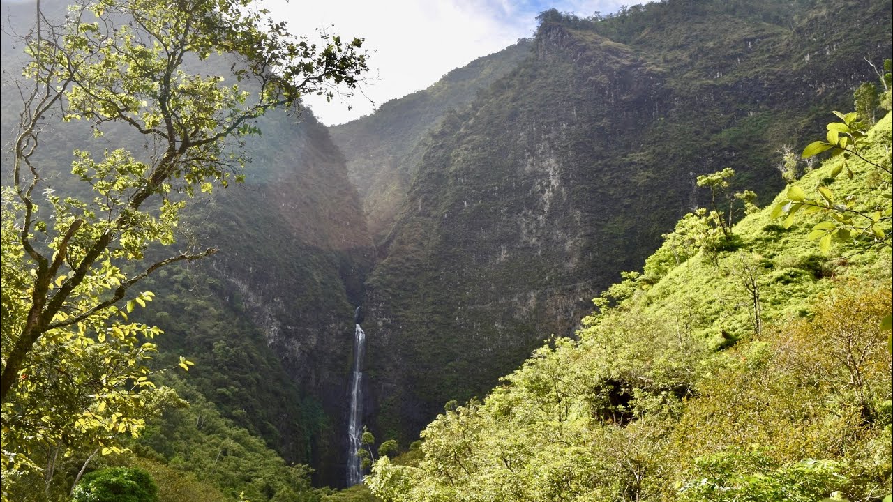 Hanakāpīʻai Falls: Kauai, Hawaii