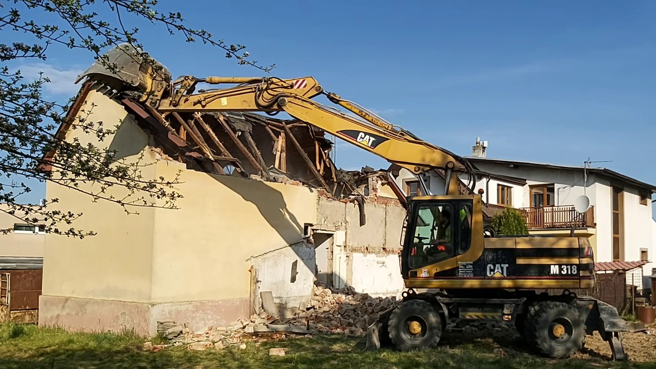 DEMOLICE RODINNÉHO DOMU STROJEM CATERPILLAR M318