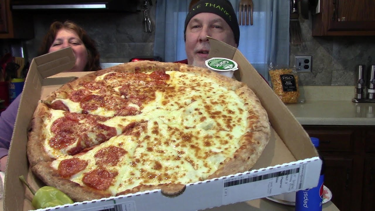 Ем пиццу Альфредо с дополнительным сыром от Papa John's
