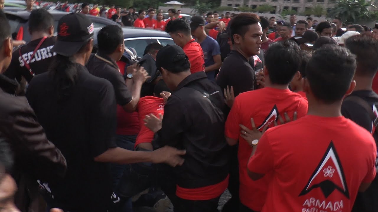 Riot at Nothing to Hide 2.0 forum, three arrested
