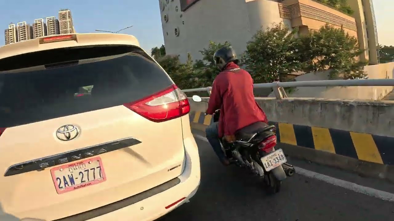 EP 209: Everyday motorcycle ride in Phnom Penh, Cambodia, 4K/60p