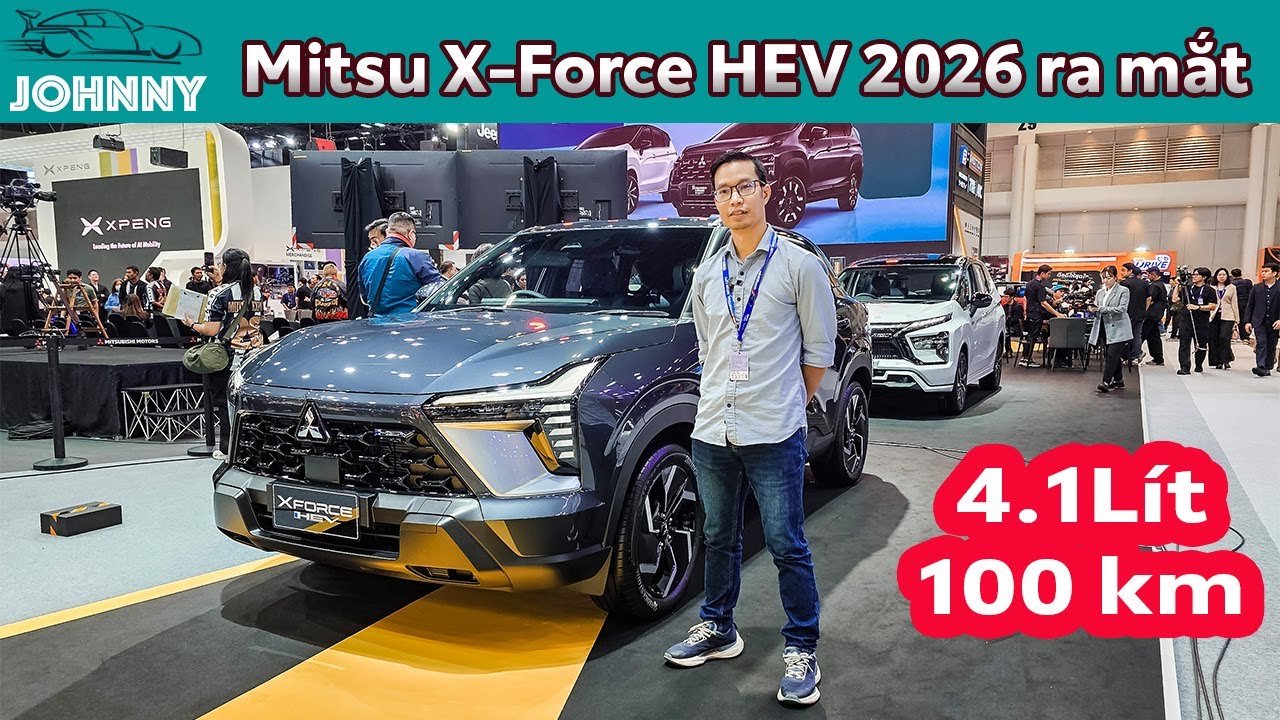 Крупный план гибридного автомобиля Mitsubishi XForce 2026 года, расход топлива которого составляе...