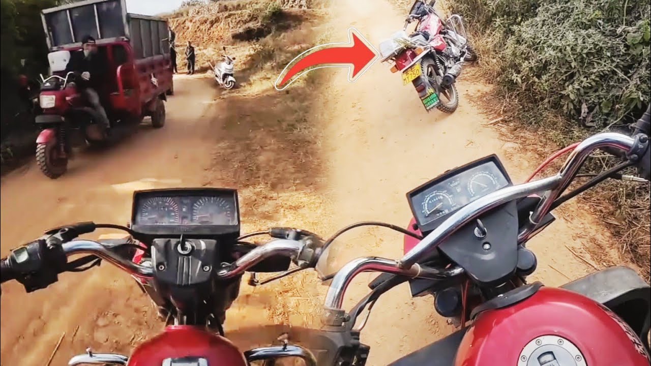 “DEATH TURN AHEAD! Motorcycle Loses Control on Killer Dirt Road 😱🔥”