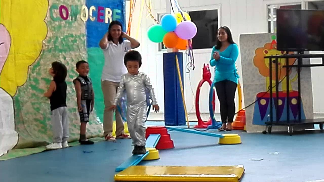Espectaculo de circo de niños malabaristas, payasos.