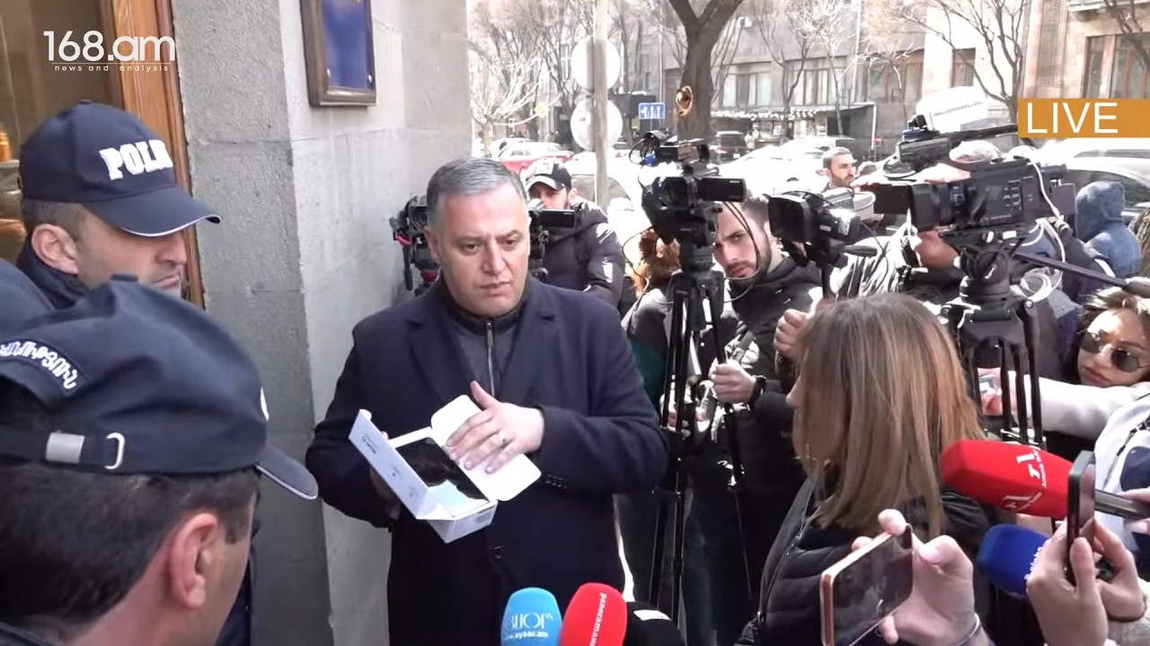 Սա չարությունը վանող, բարի հեռախոս է․ Կարապետյանի աջակիցները փորձեցին Փաշինյանին հեռախոս նվիրել