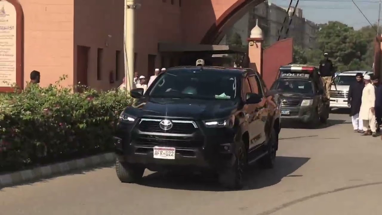 Molana tariq Jameel shab entry in darul uloom Karachi @molanatariqjameelquotes3200