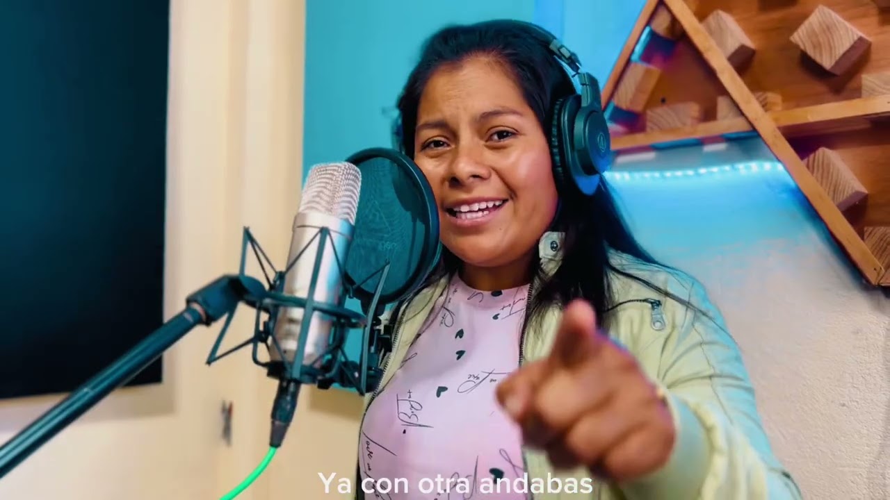 Chely y sus teclados.                                                Tema: Tu traición