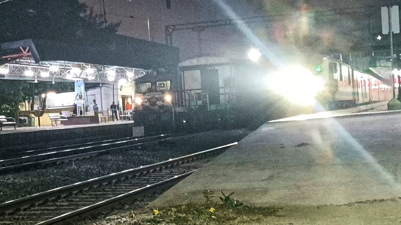 12213 Toofan Duronto overtaking 11302 Udyan Express at Yadgir railway station | Indian Railways