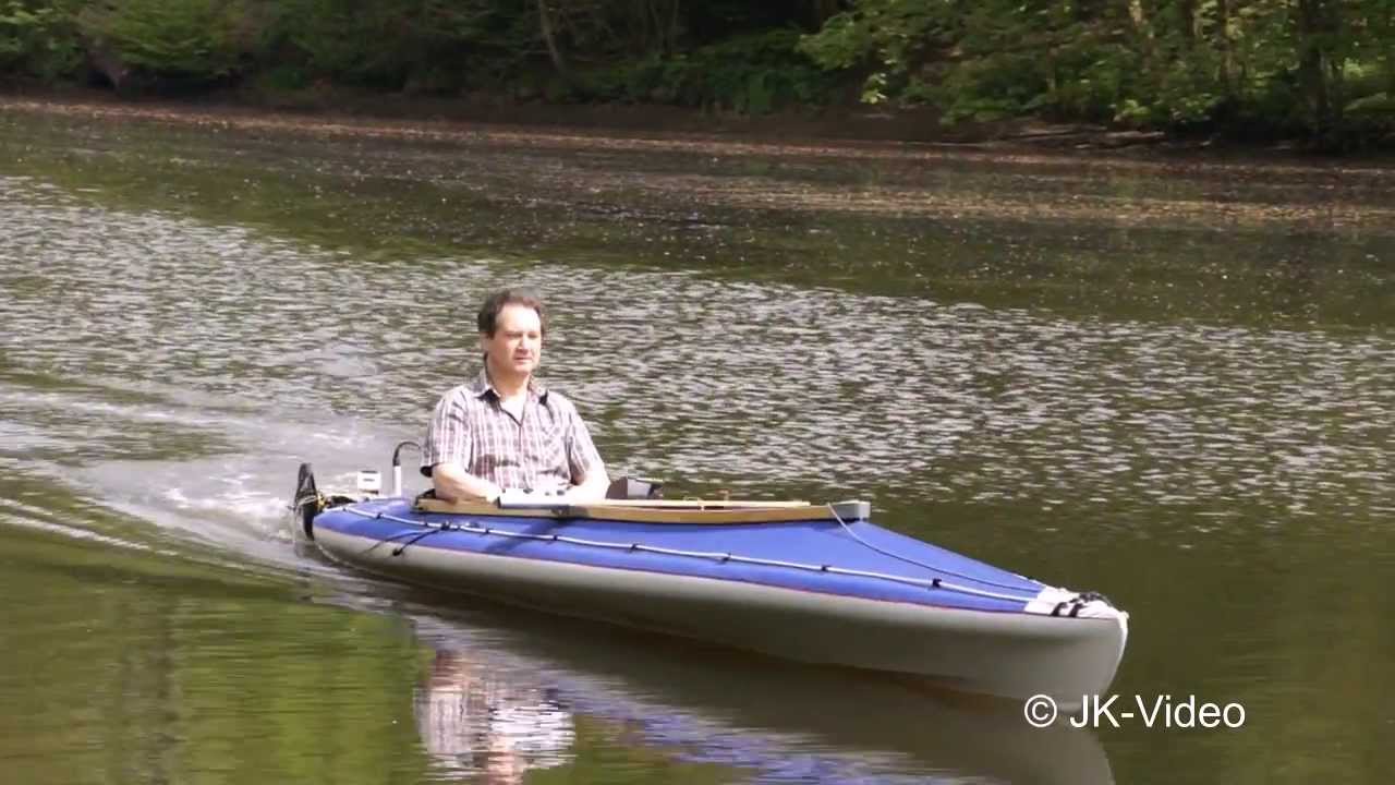 Klepper-Faltboot mit Torcedo-Außenbordmotor
