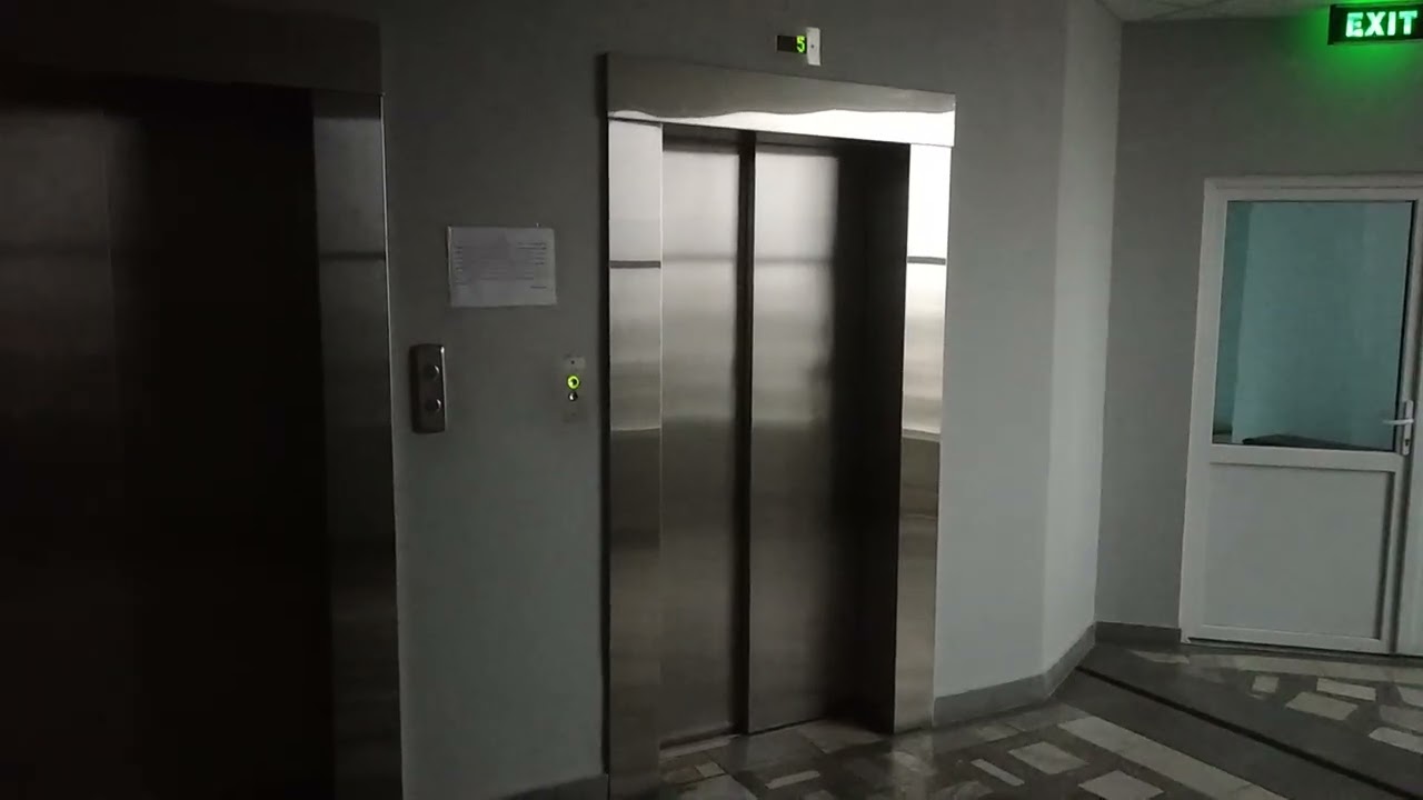 Лифты левый неизвестный, правый Otis Gen в поликлинике номер 10.Адрес:Str.Socoleni 19.