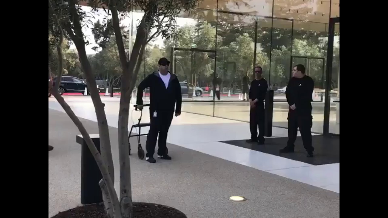 iPhone X - Guided tour of the Visitor Center and the Apple Store